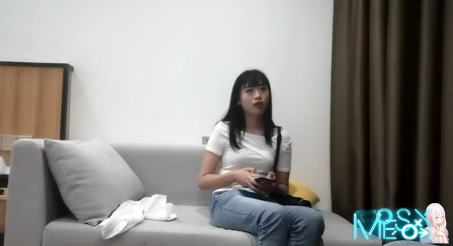 大款油哥微信约妹酒店偷拍逼毛浓密性感的九九年学院派兼职[MP4]